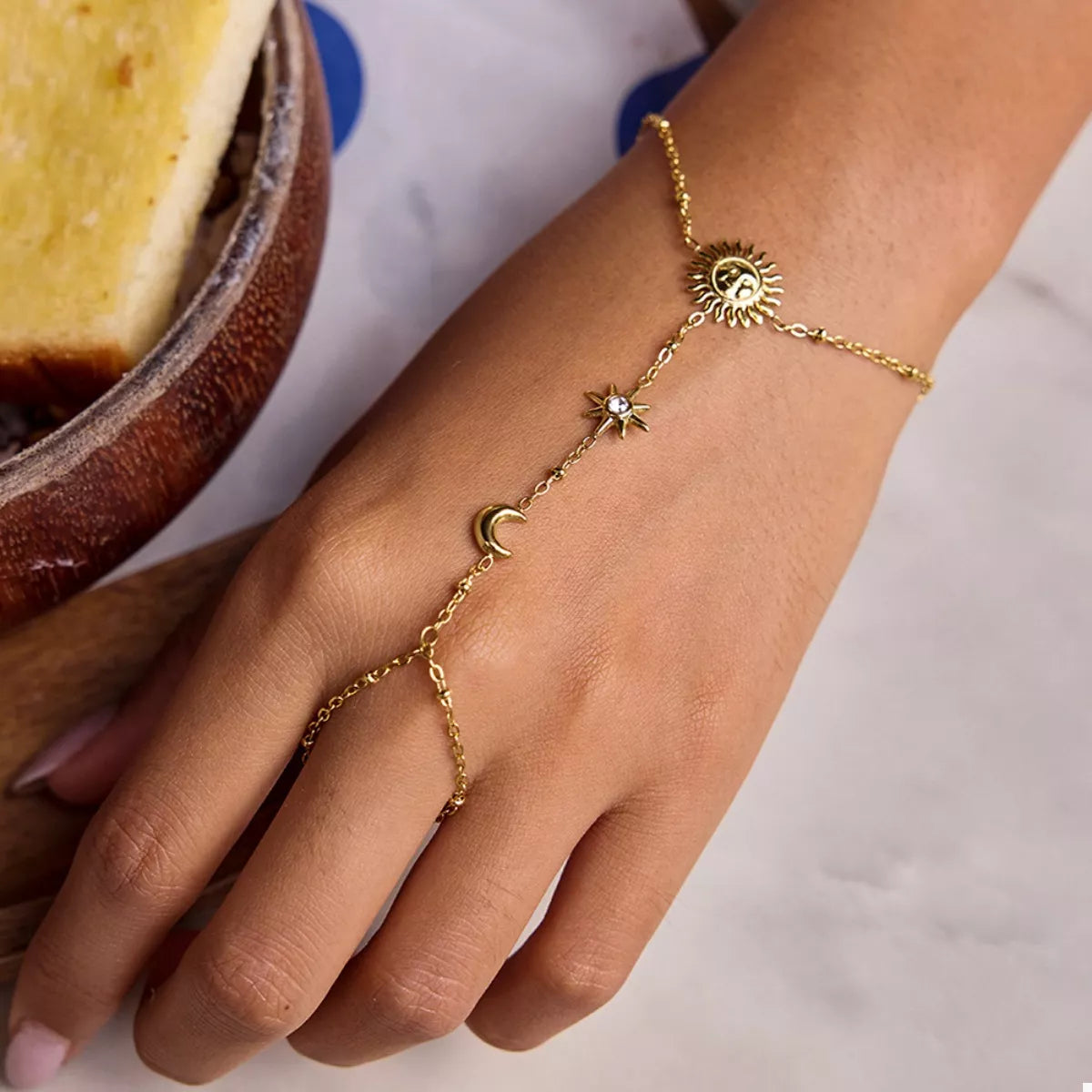 Gold chain bracelet with charm pendant – women’s fashion jewelry